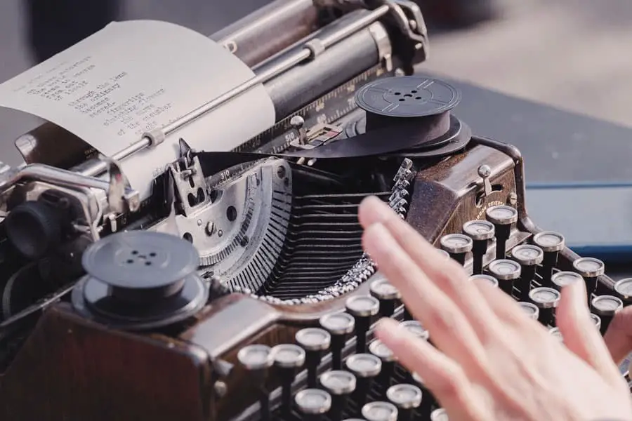 crop hand using a typewriter showing how does a typewriter work